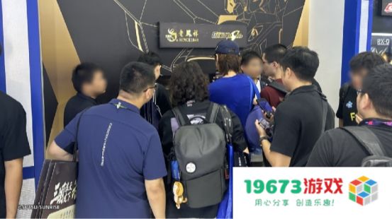 “黄金高达”亮相就受追捧，老凤祥年轻化战略大获成功
