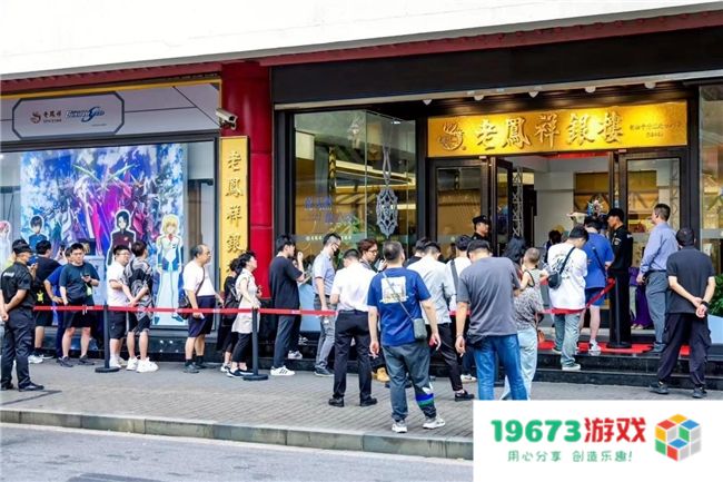 “黄金高达”亮相就受追捧，老凤祥年轻化战略大获成功