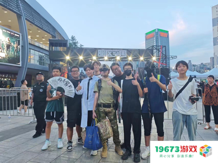 在重庆，我见到了酷暑都盖不住的《暗区突围》玩家