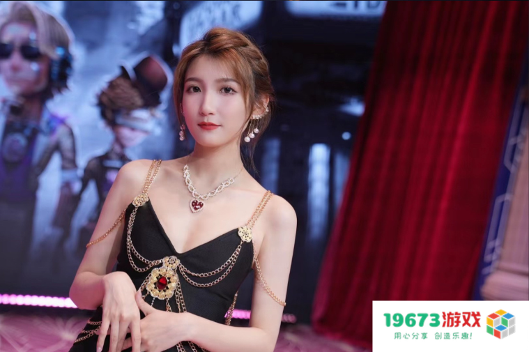 CC主播潇潇蝉联微博电竞价值榜榜首，第五人格官方主持魅力何在?