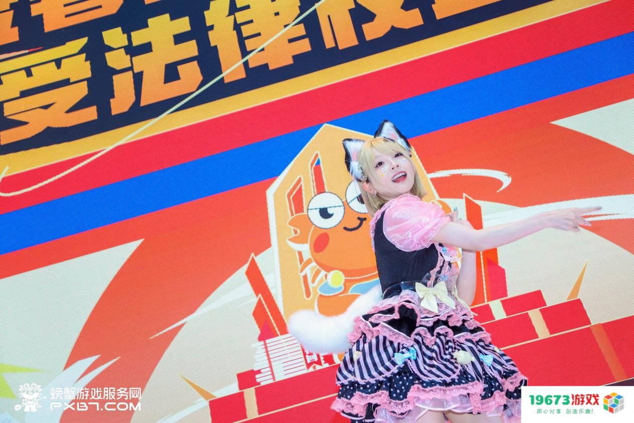 欣小萌空降CJ螃蟹游戏服务网展台热舞，开启CJ梦幻盛宴