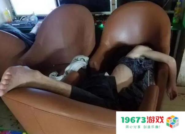 网吧老板挑战全网肝帝！吃喝全包免费上网1年，但有个条件