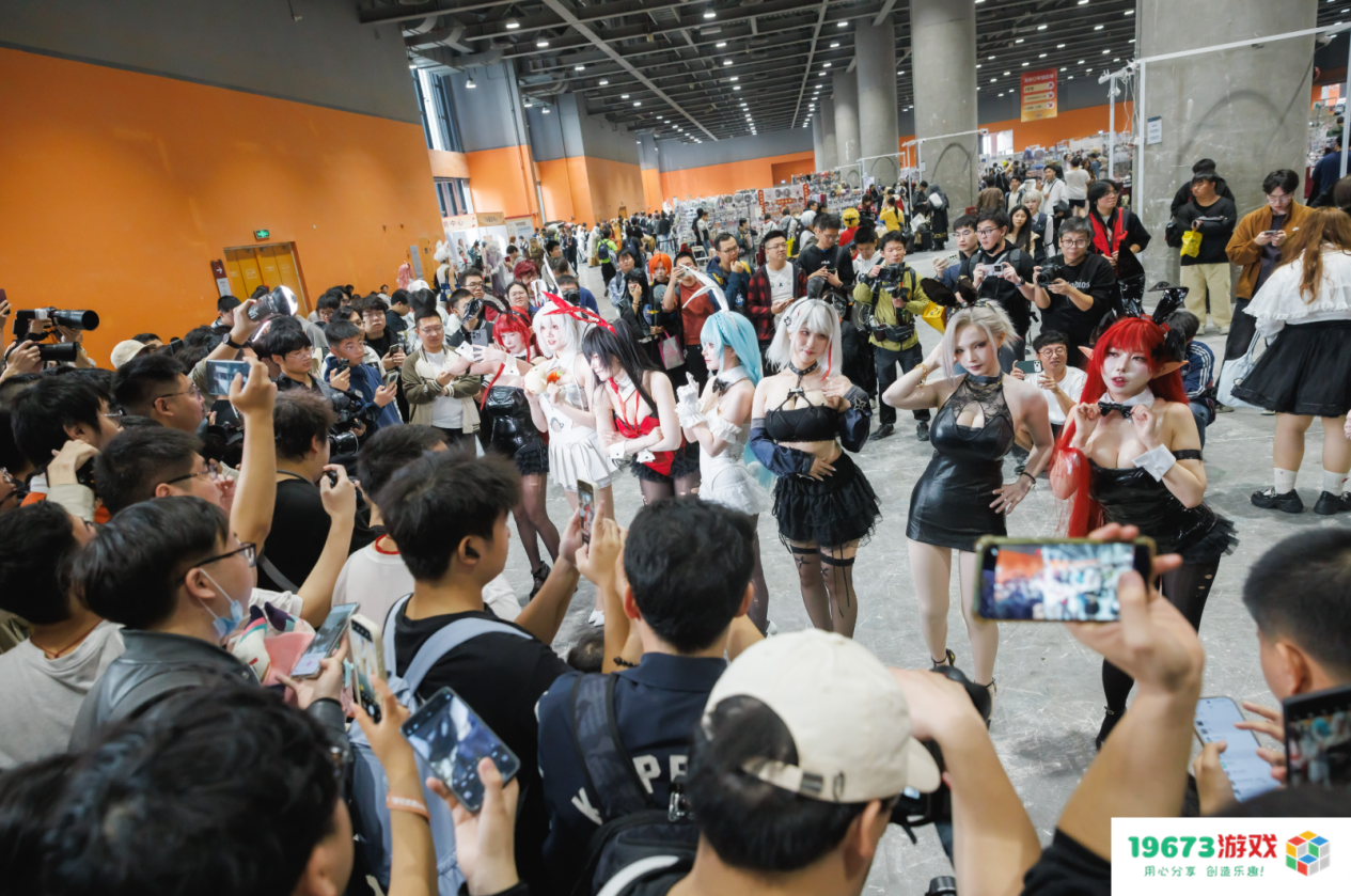 《碧蓝航线》2025冬日快闪点燃玩家热情 三城线下嘉年华圆满落幕