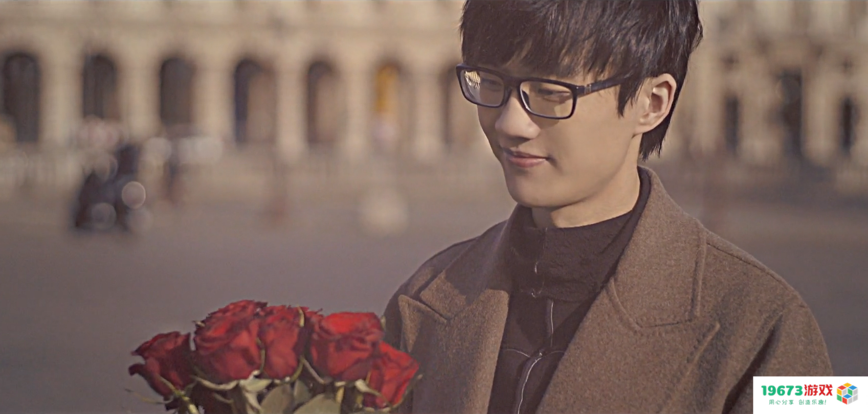 当顶流音乐人展现游戏热情：不参加综艺却特别现身网络游戏嘉年华